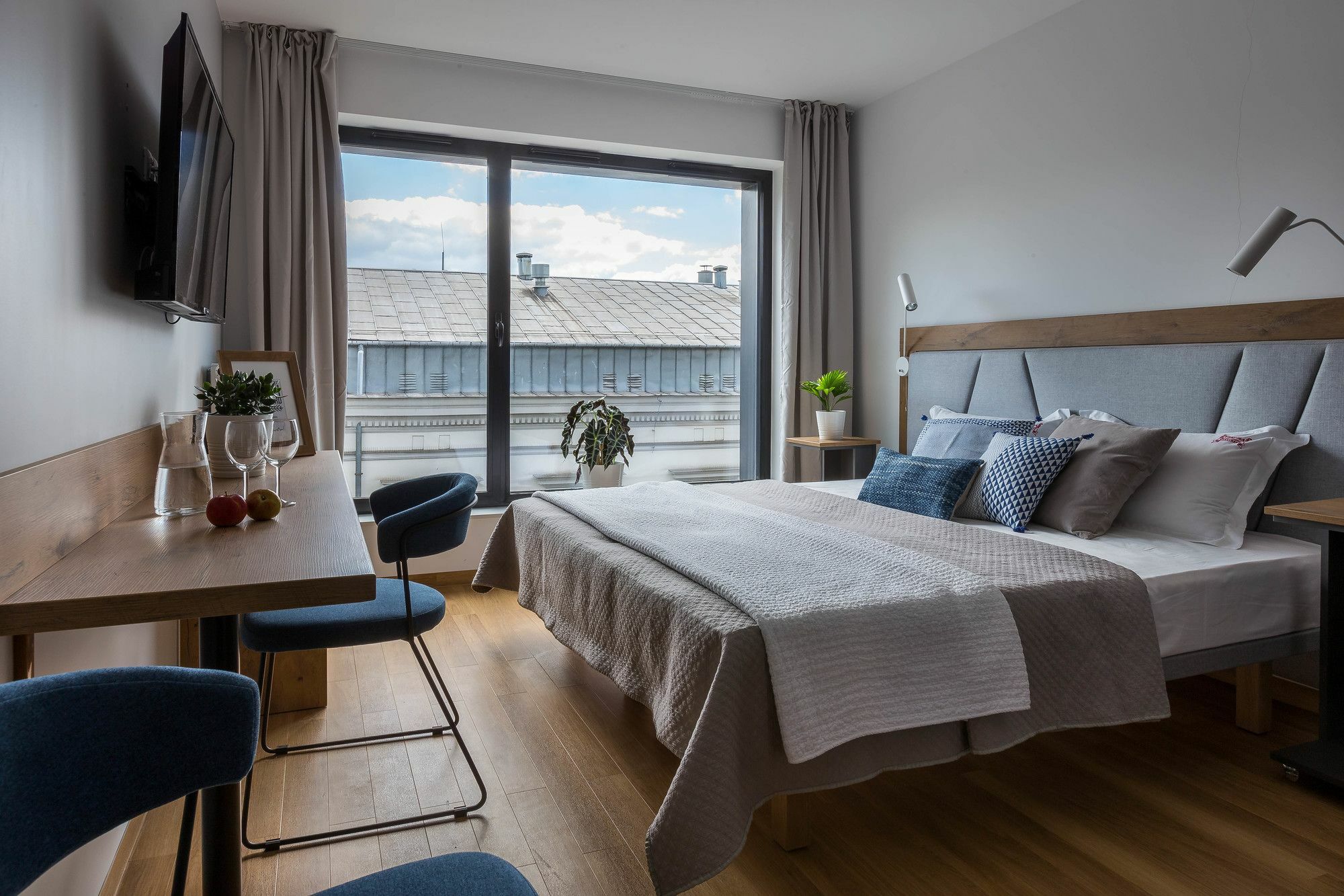 Modern View Of Planty Park Apartment *