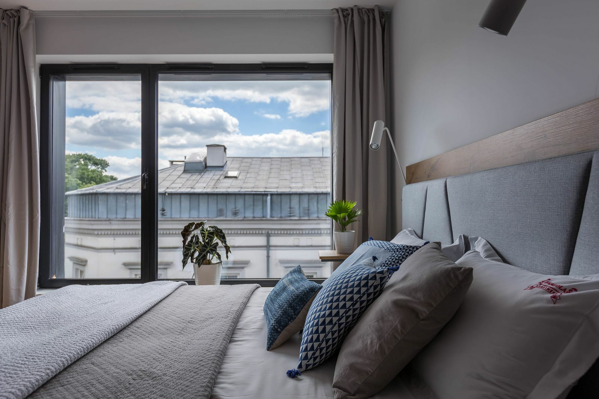 Modern View Of Planty Park Apartment